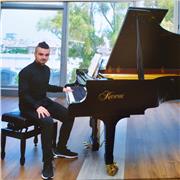 Estudiante del Conservatorio Superior da clases de piano